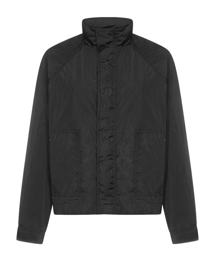 veste-noire-avec-col-montant