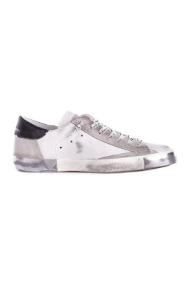 sneakers-blanches-avec-detail-logo