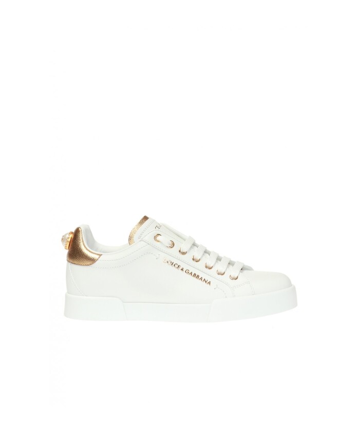 sneakers-en-cuir-blanc-avec-applications-de-logo-dore-et-blanc
