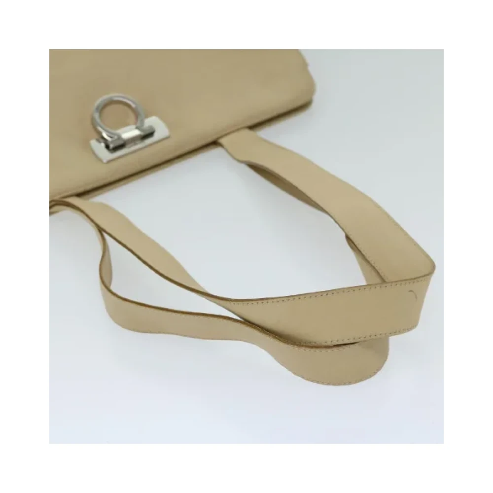 Salvatore Ferragamo Pre-owned Leather shoulder-bags Beige Dames