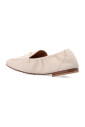 mocassins-creme-en-daim-logo-dore