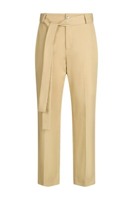 chino-marron-avec-plis-repasses