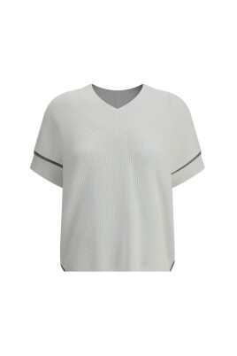 pull-a-manches-courtes-avec-details-de-bijoux