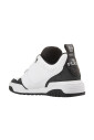 baskets-en-cuir-blanc-avec-ecusson-hexagone