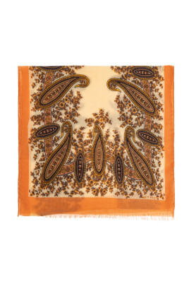 echarpe-avec-un-motif-decoratif