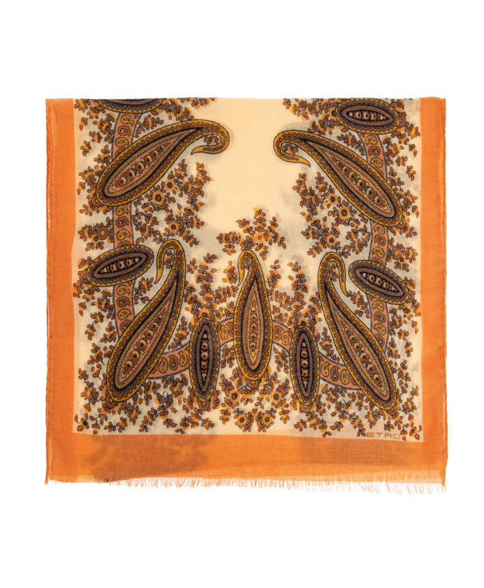 echarpe-avec-un-motif-decoratif