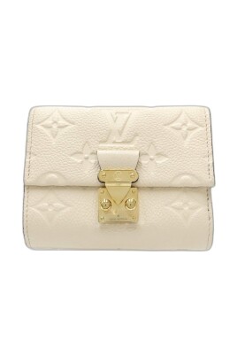 pre-owned-elegant-leather-wallet-with-secure-closure