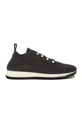 sneakers-grises-avec-oeillets-de-perles