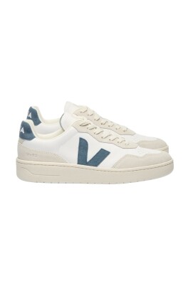white-sneakers-california-style-ss25