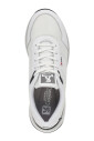 chaussures-blanches-decontractees-a-lacets