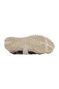 sneaker-noir-avec-semelle-en-caoutchouc-texture
