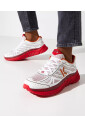 baskets-blanches-a-semelle-rouge