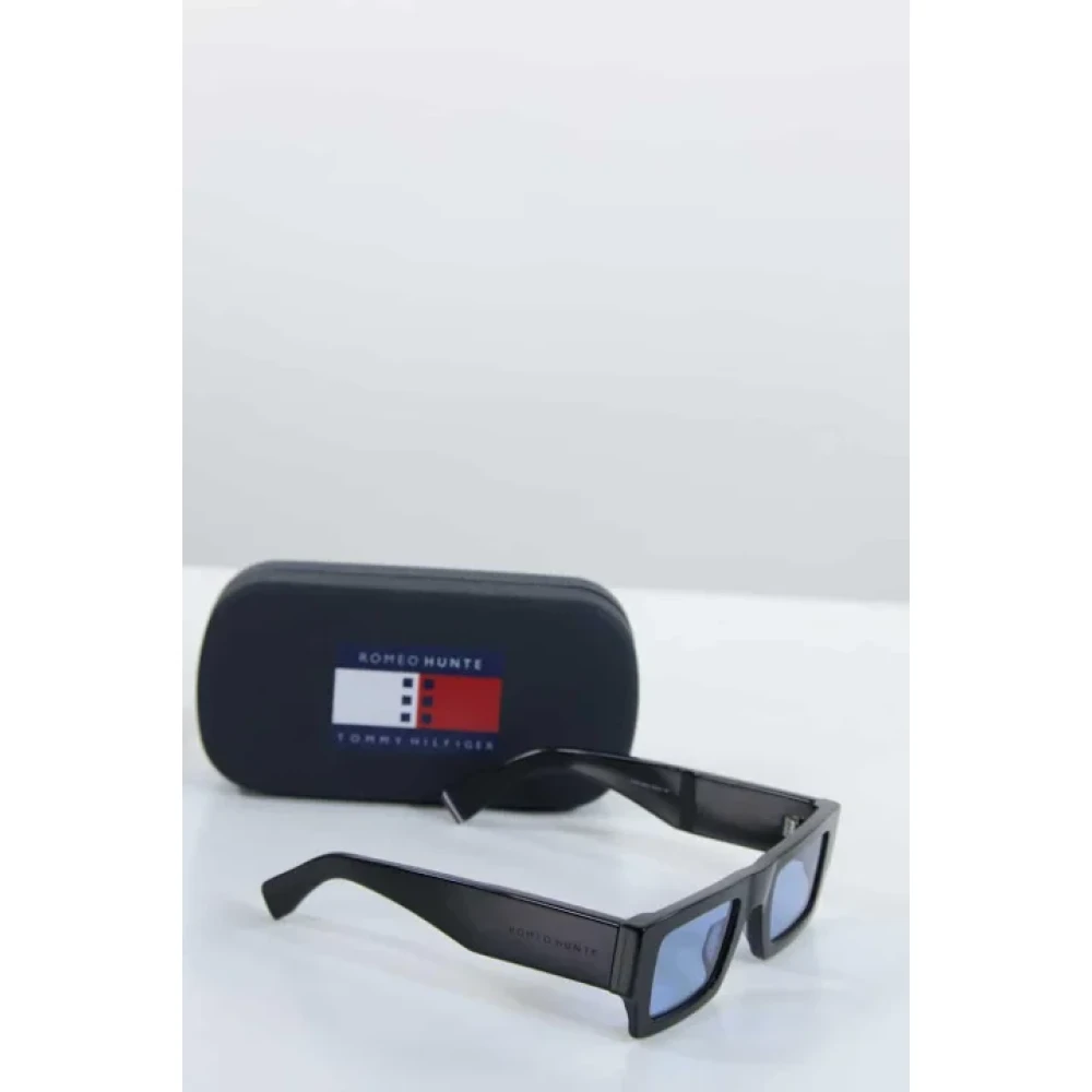 Tommy Hilfiger Pre-owned Plastic sunglasses Black Dames