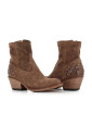 beige-daim-cloute-bottes