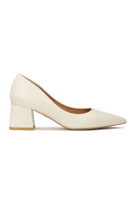 Minimalistiska pumps i neutral färg