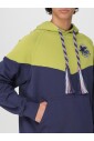 groene-colorblock-embleem-hoodie