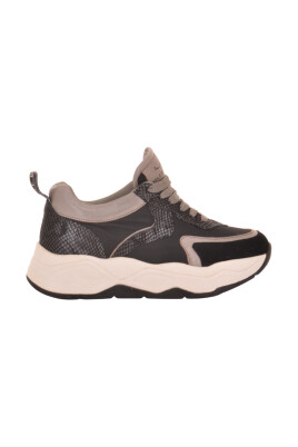 black-sneakers-chic-style
