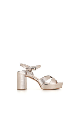 gra-laeder-sandal-med-spaende-lukning