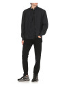 veste-bleue-impermeable-en-tissu-technique