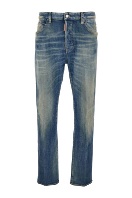 jean-bleu-avec-patch-logo-et-effet-vieilli-en-denim