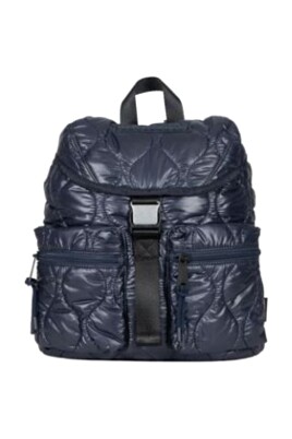 quiltad-nylon-ryggsack-med-unika-detaljer