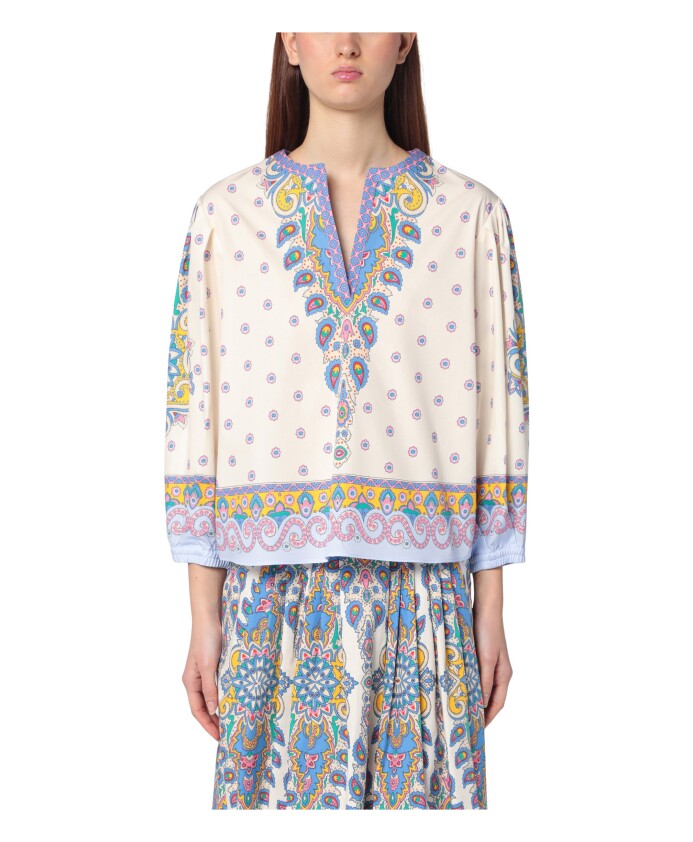 haut-col-en-v-dans-un-style-tendance