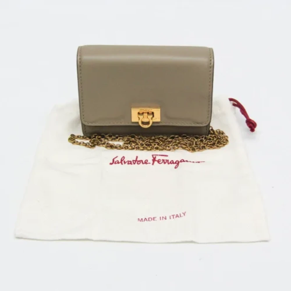 Salvatore Ferragamo Pre-owned Leather shoulder-bags Beige Dames