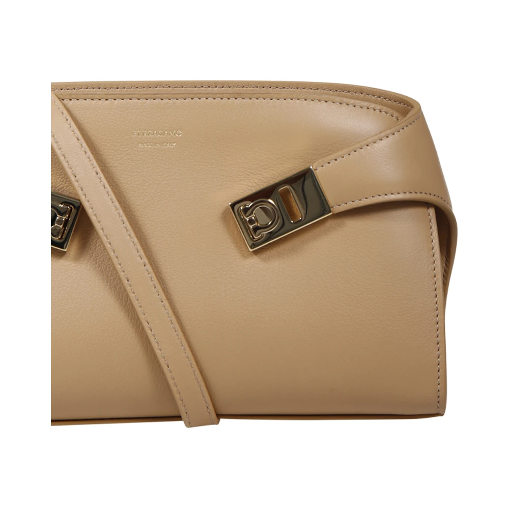 Salvatore Ferragamo Licht Camel Hug Tas Brown Dames