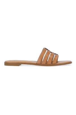 beige-ladersandaler-med-ikoniskt-logotyp