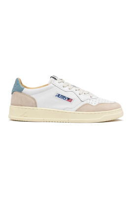 sneakers-blancs-en-cuir-design-bas-elegant