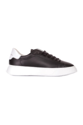 sneakers-cuir-noir-logo-semelle-en-caoutchouc