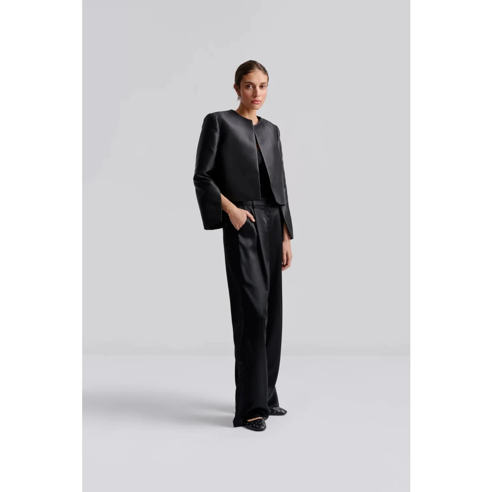 By Malina Minimalistische Zwarte Blouse met Lange Mouwen Black Dames