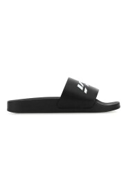 Zwarte rubberen slippers