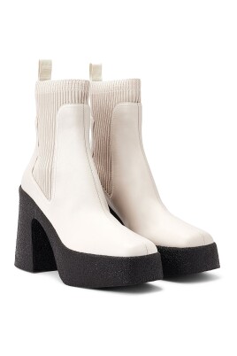 beige-ankelstovlar-i-lader