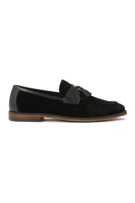 Svarta loafers med en clutch.Denna produkt har stor storlek.