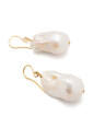 boucles-d-oreilles-texturees-dorees-et-blanches