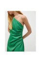robe-une-epaule-en-satin-large