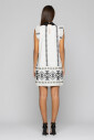 robe-mini-a-motifs-avec-collier-en-strass