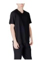 t-shirt-noir-en-coton-a-col-en-v