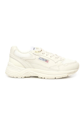 sneakers-blanches-avec-daim-et-maille