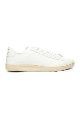white-sneakers-with-removable-accessory