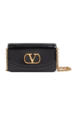 black-foldover-chain-link-shoulder-bag