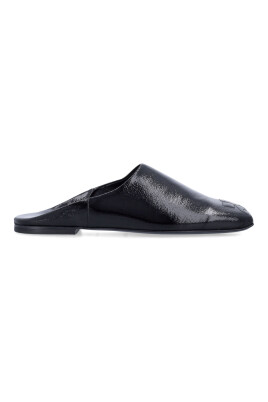 mules-noires-fermees-avec-semelle-en-cuir
