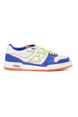 sneakers-med-snorning-och-logodetalj