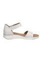 sandales-blanches-decontractees-ouvertes