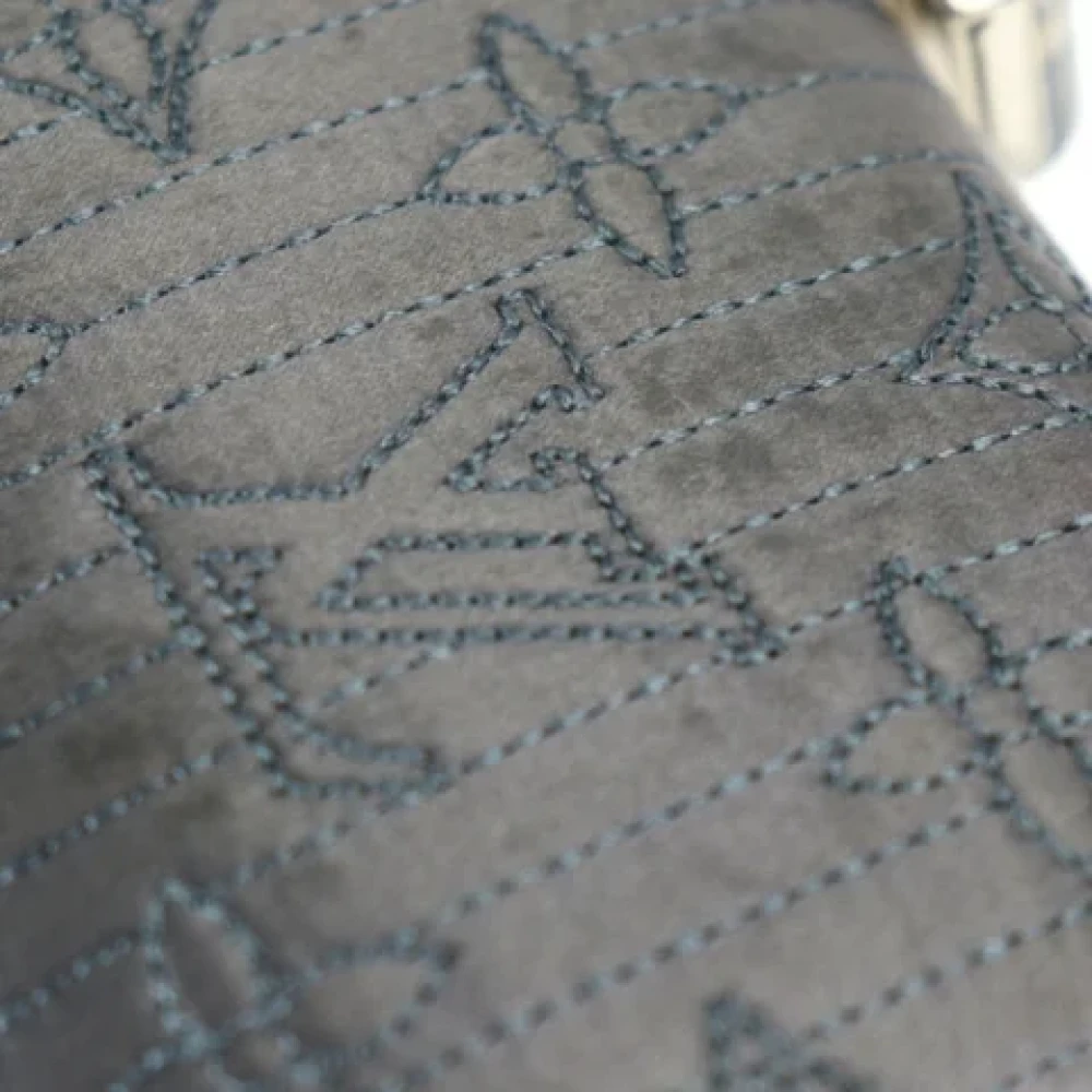 Louis Vuitton Vintage Pre-owned Fabric clutches Gray Dames