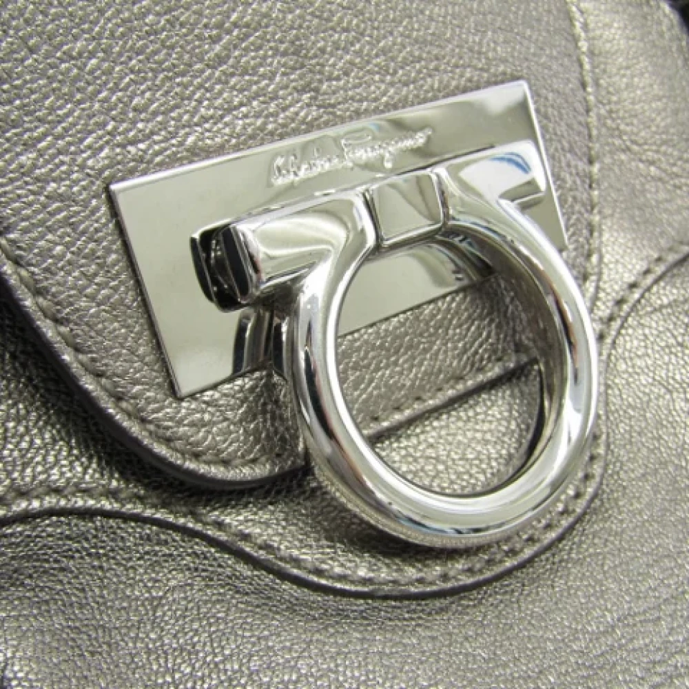 Salvatore Ferragamo Pre-owned Leather totes Gray Dames