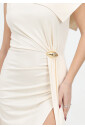 elegante-robe-longue-a-encolure-asymetrique