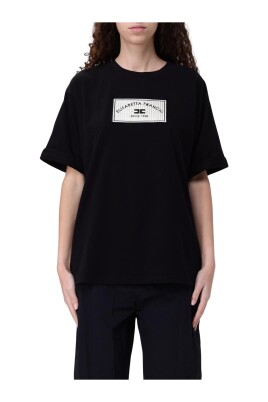 minimalist-embroidered-patch-tee