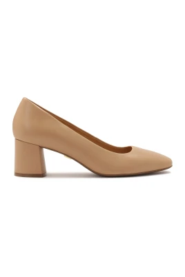 Beige pumps på en stolpe